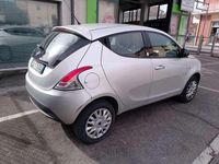 Usado Lancia Ypsilon 80 HP (58 kW) 2015 Prateado Citadino