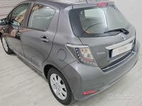 Usata Toyota Yaris Hybrid Lounge 75 CV (55 kW) 2013 Grigio Berlina