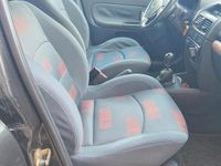 Begagnad Renault Clio II 82 HK (60 kW) 2005 Svart Halvkombi