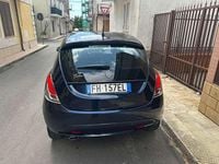 Usado Lancia Ypsilon Gold 95 HP (69 kW) 2017 Azul Citadino