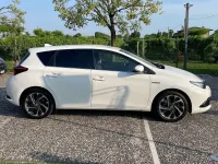 Usata Toyota Auris Hybrid Lounge 99 CV (72 kW) 2015 Bianco Berlina