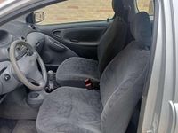 Usata Toyota Yaris 68 CV (50 kW) 2002 Argento Berlina