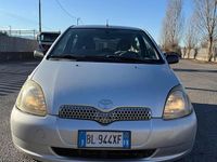 Usata Toyota Yaris 68 CV (50 kW) 2000 Grigio Berlina