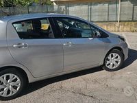 Usata Toyota Yaris 68 CV (50 kW) 2015 Grigio Berlina
