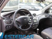 Usado Ford Focus Ghia 101 HP (74 kW) 2001 Prateado Carrinha