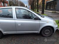 Usata Toyota Yaris 68 CV (50 kW) 2001 Grigio Utilitaria
