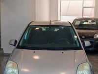 Usata Ford Fiesta Ghia 75 CV (55 kW) 2006 Argento Utilitaria