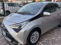 Usata Toyota Aygo Connect Style 72 CV (52 kW) 2021 Argento Utilitaria