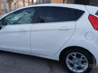Usata Ford Fiesta Titanium 70 CV (51 kW) 2012 Bianco Berlina