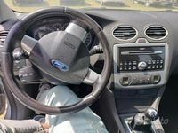 Begagnad Ford Focus 2004 Grå Kombi