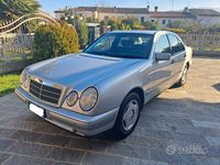 Usata Mercedes E220 150 CV (110 kW) 2000 Grigio Berlina
