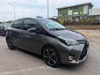 Usata Toyota Yaris Hybrid Style 75 CV (55 kW) 2016 Grigio Berlina