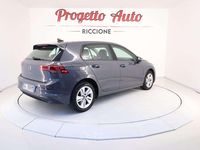 Usata VW Golf VIII Life 110 CV (80 kW) 2021 Dolphin grey metall. Berlina