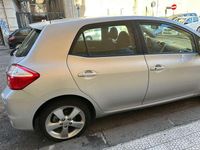 Usata Toyota Auris Hybrid Active 99 CV (72 kW) 2010 Argento Berlina