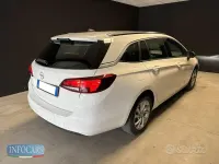 Usata Opel Astra 105 CV (77 kW) 2022 Bianco pastello Utilitaria