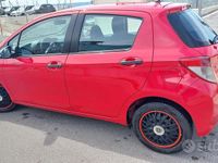 Usata Toyota Yaris 65 CV (47 kW) 2012 Rosso Utilitaria