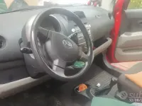 Usata Daihatsu Sirion 69 CV (50 kW) 2006 Rosso Utilitaria