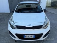 Usata Kia Rio 75 CV (55 kW) 2012 Grigio Berlina