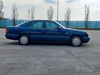 Usata Mercedes E200 Classic 136 CV (100 kW) 1997 Blu Berlina