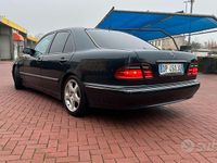 Usata Mercedes E220 143 CV (105 kW) 1999 Verde Berlina