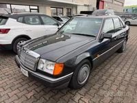 Usata Mercedes E200 122 CV (89 kW) 1991 Nero Berlina