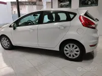 Usata Ford Fiesta 70 CV (51 kW) 2012 Bianco Berlina