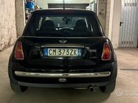 Begagnad Mini ONE 90 HK (66 kW) 2002 Svart Halvkombi