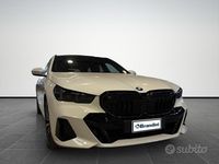 Usata BMW 540 M Sport 249 CV (183 kW) 2025 Alpinweiss iii pastello Station wagon
