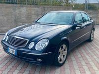 Usata Mercedes E320 Avantgarde 224 CV (164 kW) 2006 Blu Berlina