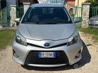 Usata Toyota Yaris Hybrid Lounge 75 CV (55 kW) 2013 Argento Berlina