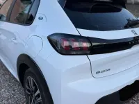 Usata Peugeot e-208 56 kW (77 CV) 2023 Bianco Utilitaria