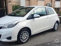 Usata Toyota Yaris Lounge 70 CV (51 kW) 2013 Bianco Berlina