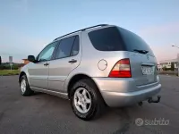 Usata Mercedes ML270 163 CV (119 kW) 2000 Grigio SUV