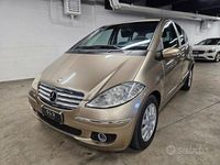 Usata Mercedes A180 Elegance 109 CV (80 kW) 2005 Oro Berlina