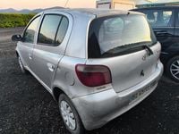 Usado Toyota Yaris 68 CV (50 kW) 2002 Plateado Berlina