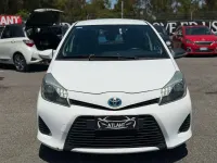 Usata Toyota Yaris Hybrid Lounge 75 CV (55 kW) 2014 Bianco Utilitaria