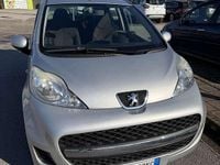 Usata Peugeot 107 Active 68 CV (50 kW) 2010 Argento Utilitaria