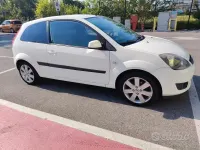 Usata Ford Fiesta 73 CV (53 kW) 2006 Bianco Utilitaria