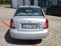 Usata Hyundai Accent Style 97 CV (71 kW) 2009 Argento metallizzato Berlina