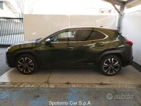 Usata Lexus UX Luxury Line 184 CV (135 kW) 2019 Verde SUV