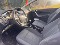 Usata Ford Fiesta Titanium 70 CV (51 kW) 2012 Bianco Berlina