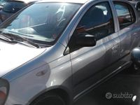 Usata Toyota Yaris Sol 86 CV (63 kW) 2000 Grigio Berlina