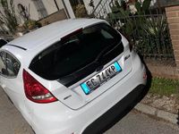 Usata Ford Fiesta 90 CV (66 kW) 2010 Bianco Utilitaria