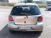 Usata Toyota Yaris Sol 65 CV (47 kW) 2003 Marrone Berlina