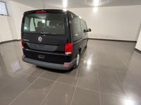 Usata VW Caravelle 150 CV (110 kW) 2023 Deep black perlato Monovolume