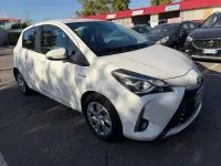 Usata Toyota Yaris Hybrid Cool 73 CV (53 kW) 2018 Bianco Berlina
