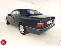 Usata Mercedes E200 136 CV (100 kW) 1996 Blu/azzurro Cabrio