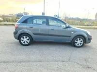 Usado Kia Rio EX 97 HP (71 kW) 2007 Cinzento Sedan