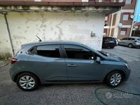 Usata Renault Clio V Intens 101 CV (74 kW) 2020 Grigio Berlina