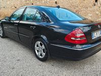 Usata Mercedes E220 150 CV (110 kW) 2003 Nero Berlina